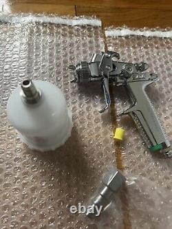 Pistolet de pulvérisation de peinture SATA Minijet 3000 B HVLP 1.2 SR avec gobelet en plastique réutilisable et bouchon.