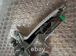 Pistolet de pulvérisation de peinture SATA Minijet 3000 B HVLP 1.2 SR avec gobelet en plastique réutilisable et bouchon.